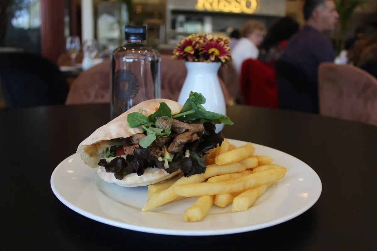 Baguette de shawarma con papas a la francesa