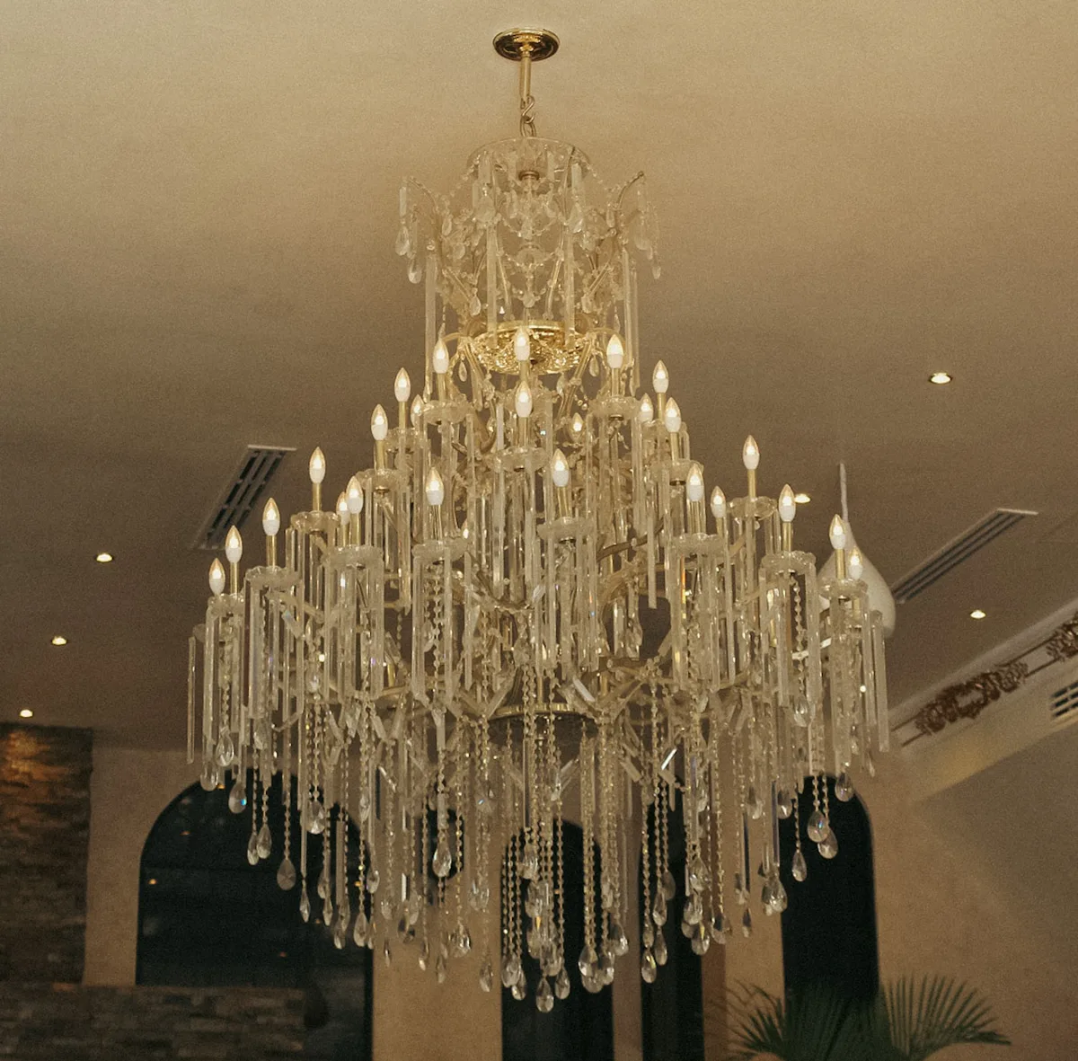 Candil de cristal en el salón de Nisso