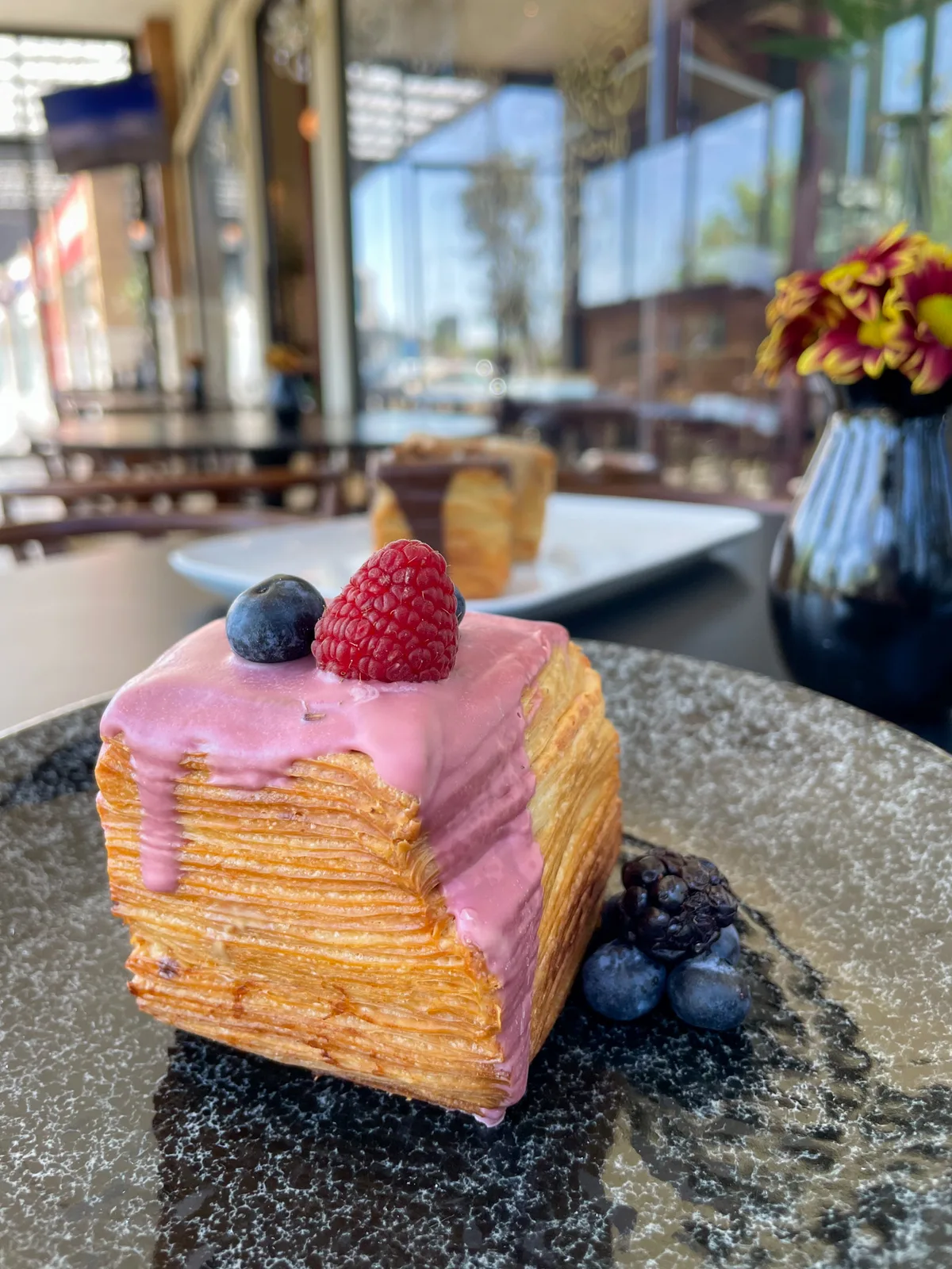 Rebanada de pastel de crepas con glaseado de frutos rojos