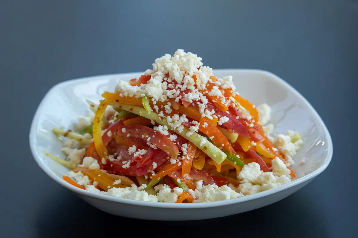 Ensalada de la casa con queso y pimientos