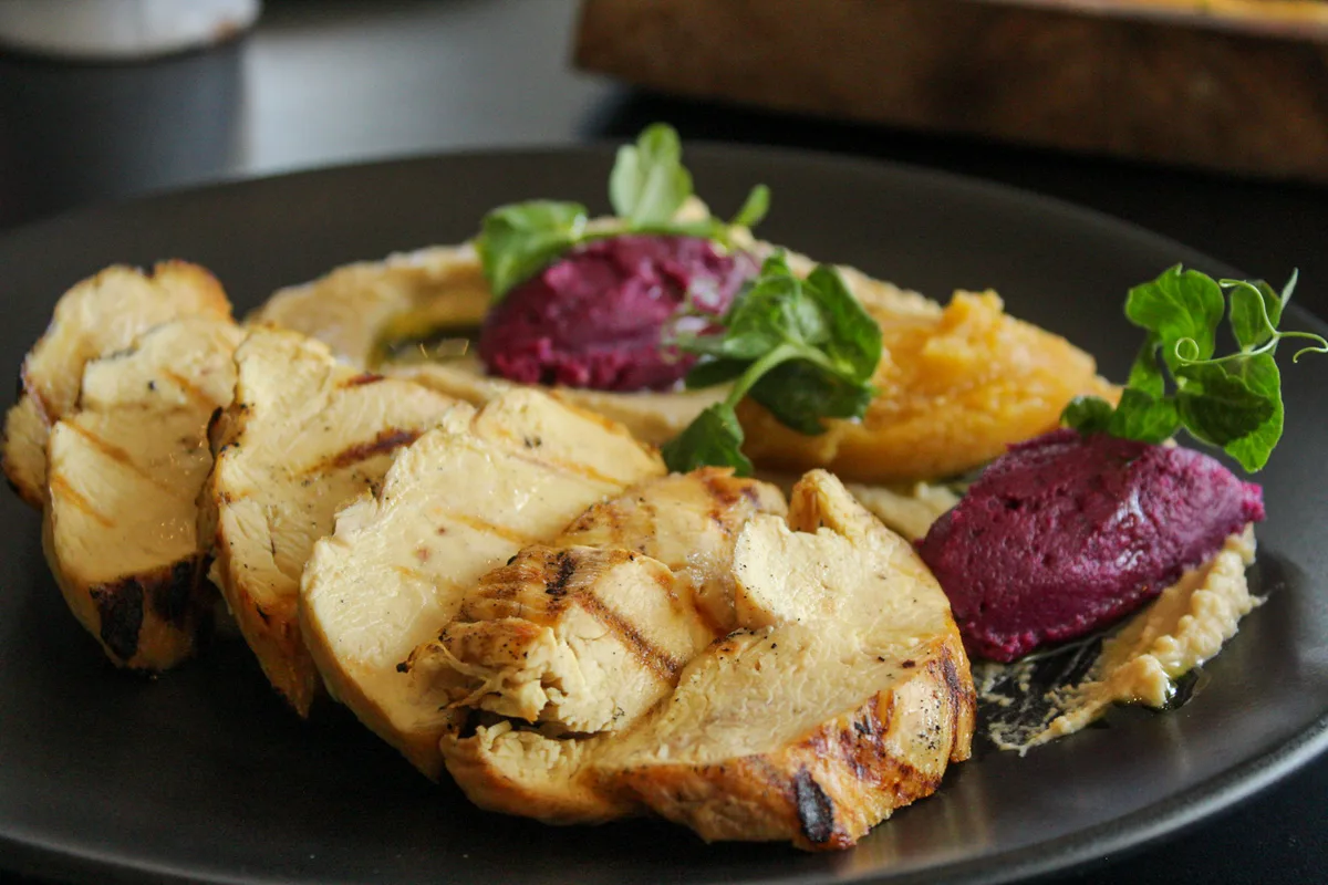 Pan pita a la parrilla con hummus de betabel