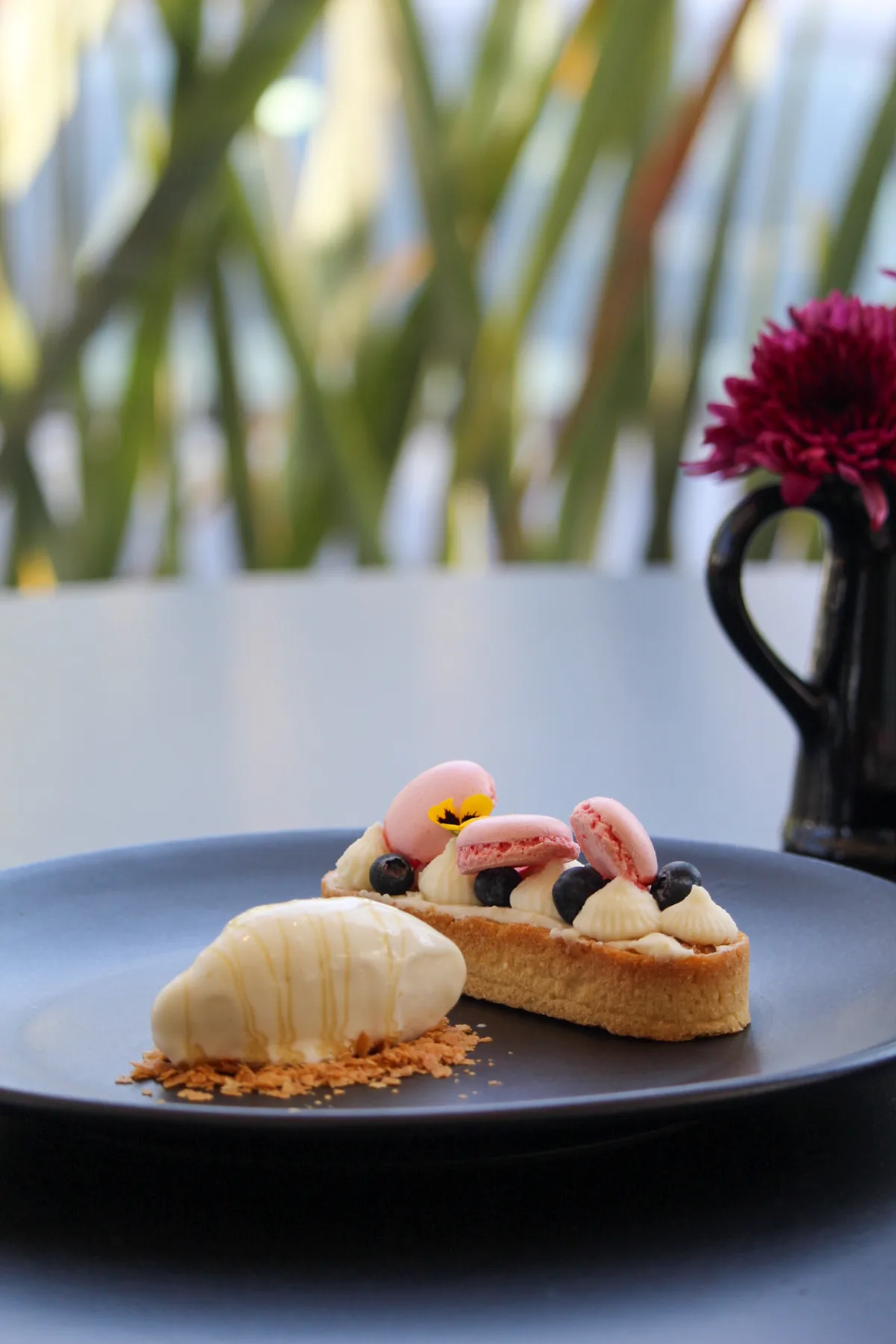 Postre emplatado con macarons