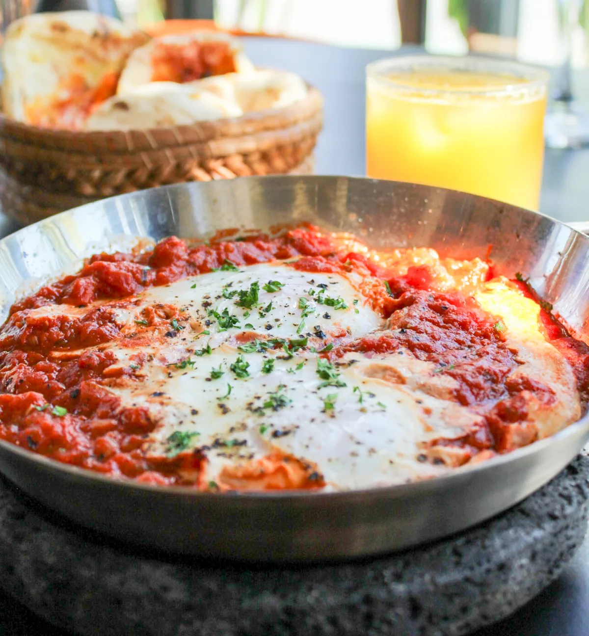 Shakshuka en sartén sobre piedra volcánica